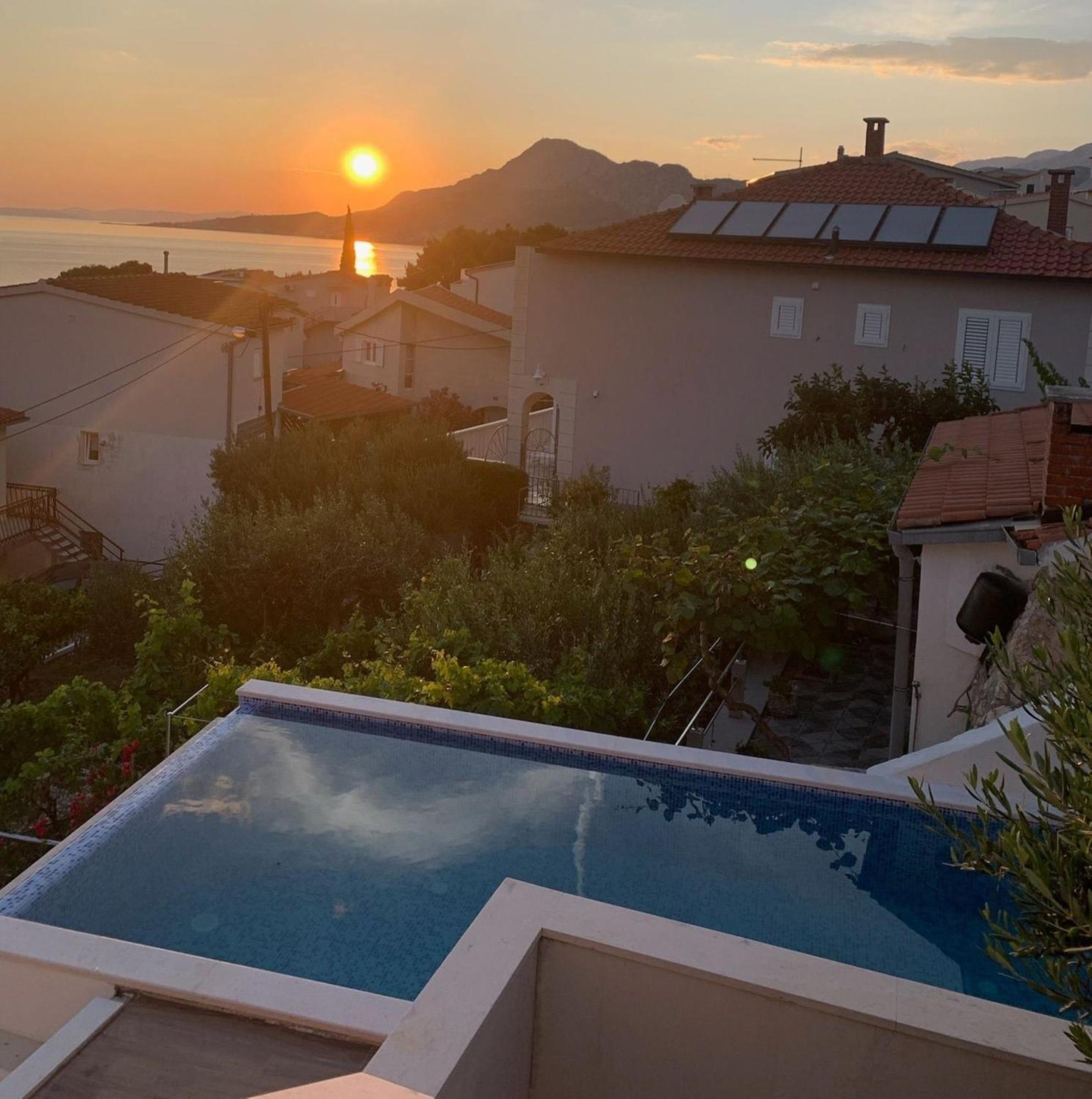 Apartments With Pool Vrdoljak Omiš Zimmer foto